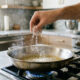 Sem espirrar óleo pelo fogão, nem fazer sujeira: o truque simples de cozinha que resolve o problema na hora de fritar