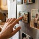 Especialistas em psicologia concordam: “Quem enche a geladeira de ímãs pode não estar apenas decorando a cozinha, mas mantendo lembranças visíveis que ajudam a construir a própria identidade”