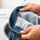 O cuidado simples antes de colocar a calça jeans na máquina de lavar que evita que o tecido desbote com facilidade