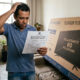Homem empresta CPF para amigo comprar TV de 80 polegadas em 24 parcelas, fica com nome sujo na 3ª parcela e descobre que a dívida é dele