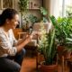 5 plantas que florescem dentro de casa e são bom sinal no feng shui