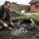 Homem queria fazer um terraço em seu jardim, e acabou encontrando um tesouro viking de 1.100 anos, com 700 peças e 18,5 quilos