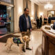 Hotel de luxo impede entrada de cão-guia de hóspede cego, polícia é acionada e estabelecimento é condenado a pagar R$ 30 mil por discriminação
