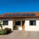 Energia solar em casa de 70 m² pode custar de R$ 18 mil a R$ 35 mil. Entenda quanto economiza e o que faz o retorno variar entre 4 e 8 anos.