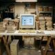 Em 1995, ele começou vendendo livros pela internet em uma garagem, preparava cada pedido e dirigia até o correio antes de transformar o pequeno negócio em uma gigante mundial