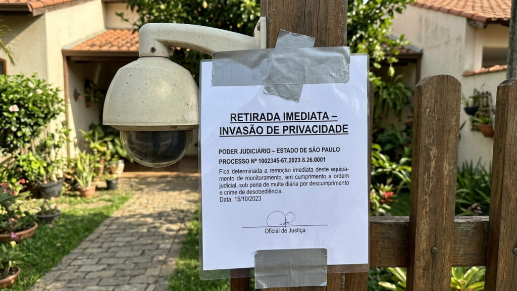 Vizinho instala câmera virada para a piscina da casa ao lado e decisão judicial manda retirar o aparelho em 24h sob pena de R$ 1 mil por dia