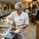Auxiliar de cozinha com 16 anos de hotel é dispensada por justa causa por retirar sobras do bufê, e perde R$ 74 mil em direitos trabalhistas