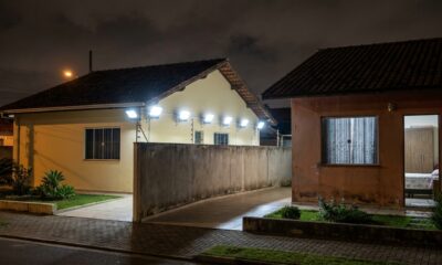 Vizinho instala oito holofotes de LED apontados para o quarto do casal ao lado por briga de vaga na garagem, perde ação por ato emulativo e paga R$ 900 por dia até apagar as luzes