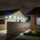 Vizinho instala oito holofotes de LED apontados para o quarto do casal ao lado por briga de vaga na garagem, perde ação por ato emulativo e paga R$ 900 por dia até apagar as luzes