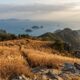 Com apenas 292 metros de altitude, esse morro tem um mirante de onde se avistam quatro ilhas ao mesmo tempo, e no outono a encosta fica coberta por um capinzal dourado