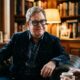 Citação do dia de Elton John: “As três palavras mais difíceis de dizer não são ‘Eu te amo’, são...” Uma lição profunda sobre vulnerabilidade e coragem