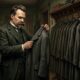 Frase de Friedrich Nietzsche: “A maioria das pessoas não pensa; repete. Adota as opiniões de quem está ao seu redor, veste-as como roupas emprestadas e chama isso de visão de mundo.” Uma reflexão sobre opiniões emprestadas e identidade própria