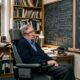 Citação do dia de Stephen Hawking, físico teórico e cosmólogo: “O maior inimigo do conhecimento não é a ignorância, é a ilusão do conhecimento.”