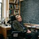 Citação do dia de Stephen Hawking, físico: “O maior inimigo do conhecimento não é a ignorância, é a ilusão do conhecimento.”
