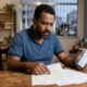 Homem cancela assinatura de aplicativo de R$ 29,90 por mês que assinou sem querer, mas a cobrança volta todo mês e só 7 meses depois soma mais de R$ 200 no cartão
