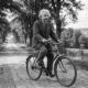 Albert Einstein e sua reflexão sobre a vida: "É como uma bicicleta: se você quiser manter o equilíbrio, pedale para frente."