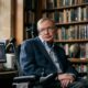 Stephen Hawking, cientista, sobre a criatividade: “As pessoas tranquilas e silenciosas são aquelas que têm as mentes mais fortes e barulhentas.”