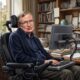 Stephen Hawking sobre a vida: “A vida seria trágica se não fosse divertida.” Uma reflexão sobre como o humor pode ajudar a atravessar momentos difíceis sem perder a perspectiva