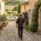 Em 2001, Johnny Depp comprou um village francês de 15 hectares, gastou 10 milhões de dólares em reformas para criar piscinas, estúdios de arte e uma adega temática de piratas.