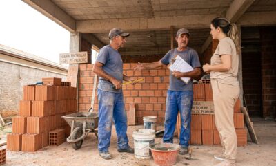 O que faz, quanto ganha, quantas horas trabalha e quantos dias de férias tem um pedreiro autônomo que trabalha por empreitada?