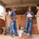 O que faz, quanto ganha, quantas horas trabalha e quantos dias de férias tem um pedreiro autônomo que trabalha por empreitada?