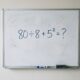 Potência vem antes de quê? Teste sua memória com 80 ÷ 8 + 5²