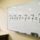 O número 7 aparece 5 vezes nesta conta: você consegue resolver 7 + 7 × 7 - 7 ÷ 7 sem calculadora?