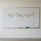 Quem terminou a escola nos anos 80 deveria lembrar desta regra: quanto é 56 ÷ 7 × 6 − 10?