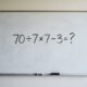 Se resolver 70 ÷ 7 × 7 − 3 rapidamente, seu cálculo mental está afiado