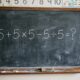 Muita gente se confunde ao resolver 5 + 5 × 5 - 5 ÷ 5 sem calculadora