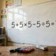 Cinco números 5 e uma única resposta: quanto vale 5 + 5 × 5 - 5 ÷ 5?