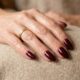 Especialista em unhas revela a cor que promete dominar o outono, combina com qualquer comprimento e funciona bem do dia à noite
