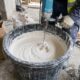 Pedreiros ensinam mistura com 10 kg de argamassa, 5 kg de cimento branco e 2 litros de selador para reparar pequenas goteiras e rachaduras no telhado