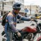 Motoboy compra moto usada de loja por R$ 16 mil, financia em 48 parcelas de R$ 540 e, no segundo mês, o câmbio trava; vício oculto pode obrigar reparo