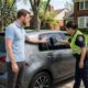 Motorista coloca película escura nos vidros para enfrentar o calor da primavera e, na blitz, descobre que a regra exige transparência mínima diferente em cada vidro