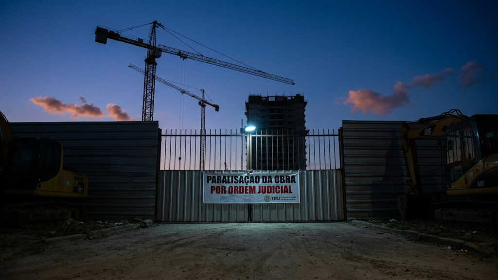Dono de casa descobre rachaduras estruturais na parede provocadas por obra ao lado e consegue liminar na Justiça para paralisar a construção