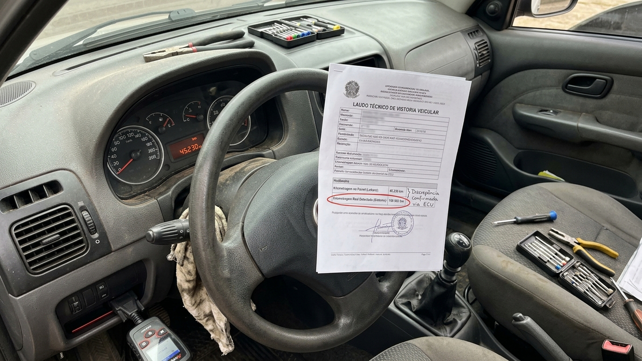 Comprador descobre odômetro adulterado em carro de R$ 50 mil, prova que rodou 180 mil km e loja é condenada a devolver valor integral