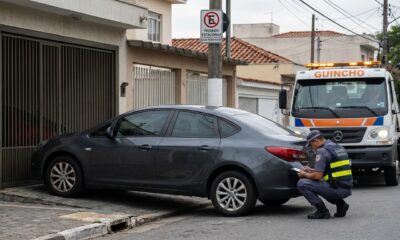 Vizinho estaciona todo dia em frente à garagem da moradora ao lado e exige que ela toque a campainha para pedir que ele saia, até descobrir que a manobra é infração de R$ 130 com 4 pontos e guincho na hora