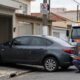 Vizinho estaciona todo dia em frente à garagem da moradora ao lado e exige que ela toque a campainha para pedir que ele saia, até descobrir que a manobra é infração de R$ 130 com 4 pontos e guincho na hora