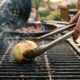 Chefs de cozinha afirmam: “Passar meia cebola na grelha quente pode ajudar a soltar gordura e restos de comida sem precisar usar escova de metal”