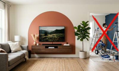 Sem pintar a sala toda, nem gastar muito: a melhor forma de criar um ambiente moderno pintando apenas um arco colorido atrás do rack da TV