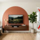 Sem pintar a sala toda, nem gastar muito: a melhor forma de criar um ambiente moderno pintando apenas um arco colorido atrás do rack da TV