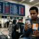 Consumidor compra passagem aérea em promoção com seis meses de antecedência, companhia muda o horário do voo em 11 horas sem aviso e quando ele pede reembolso só oferecem crédito com validade de 1 ano