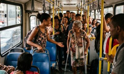 Especialistas em psicologia concordam: “Quem cede o lugar no ônibus pode não estar apenas sendo educado, mas demonstrando maior atenção para perceber rapidamente quem está em situação de maior necessidade”