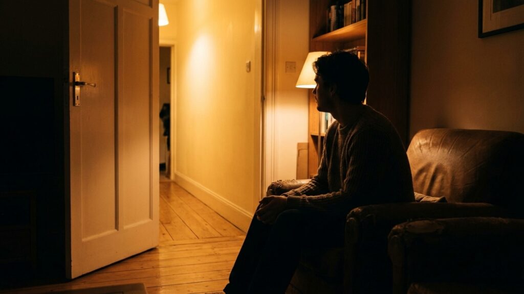 A psicologia afirma que quem deixa uma luz acesa quando está sozinho em outro cômodo pode não estar apenas esquecendo de apagar, mas usando a iluminação para tornar a casa menos vazia