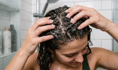 Colocar 1 ou 2 colheres de açúcar no shampoo: para que serve esse truque simples que ajuda a esfoliar o couro cabeludo e remover resíduos acumulados e por que recomendam