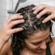Colocar 1 ou 2 colheres de açúcar no shampoo: para que serve esse truque simples que ajuda a esfoliar o couro cabeludo e remover resíduos acumulados e por que recomendam
