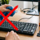 Sem usar panos, encharcados nem arriscar os circuitos: a melhor forma de limpar o teclado do computador usando álcool isopropílico e pincel
