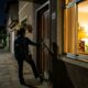 Especialistas em psicologia afirmam que quem deixa uma luz acesa ao sair de casa não está só se prevenindo contra ladrões, mas buscando a sensação de voltar para um lugar que parece habitado