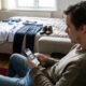 A psicologia aponta que pessoas que criam desculpas para faltar a encontros ou compromissos podem estar evitando situações desconfortáveis por baixa confiança ou medo de sair da zona de conforto